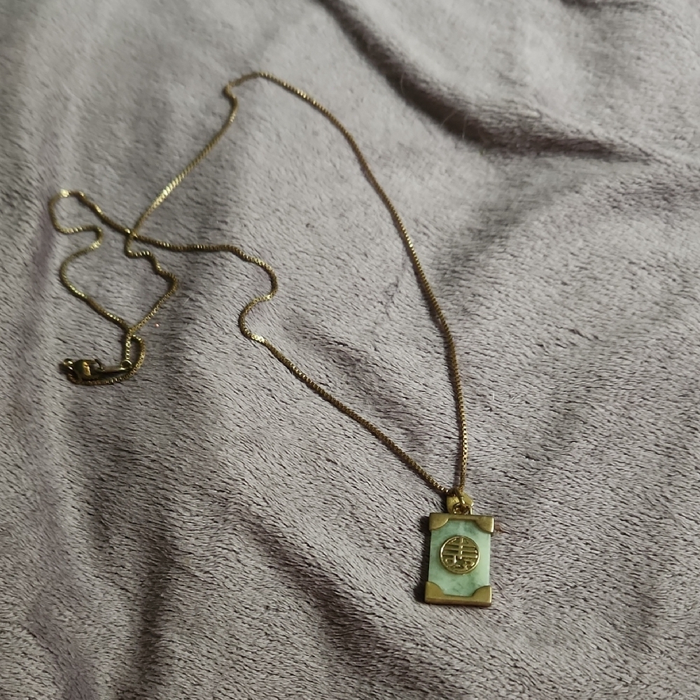 Elegant Gold and Green Pendant Necklace